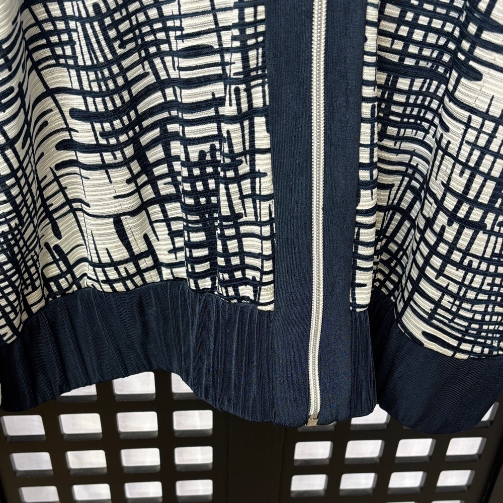💙 Chico’s Geometric Navy & White Zip Hoodie Jacket Stretch Women’s Size 3 💙 - Picture 6 of 13